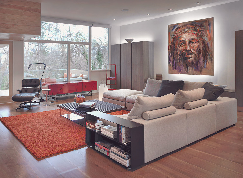 Mittelgroßes Modernes Wohnzimmer mit weißer Wandfarbe und braunem Holzboden in Atlanta