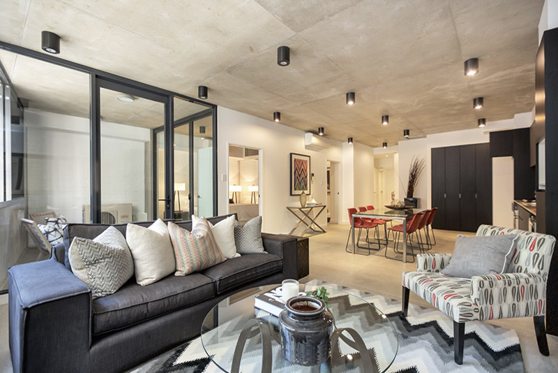 Mittelgroßes, Offenes Modernes Wohnzimmer mit weißer Wandfarbe, Keramikboden und grauem Boden in Sydney