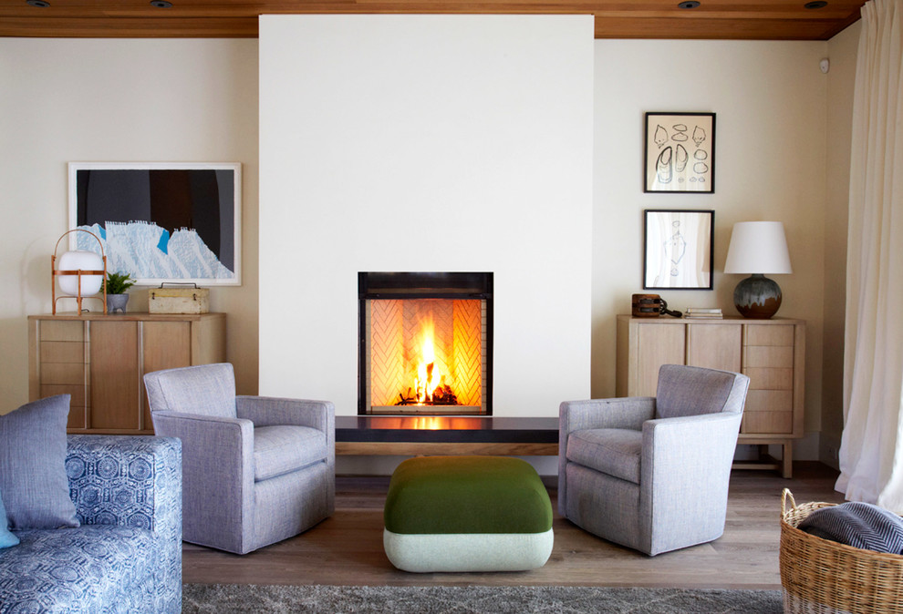 Repräsentatives, Fernseherloses Maritimes Wohnzimmer mit beiger Wandfarbe, hellem Holzboden und Kamin in Santa Barbara