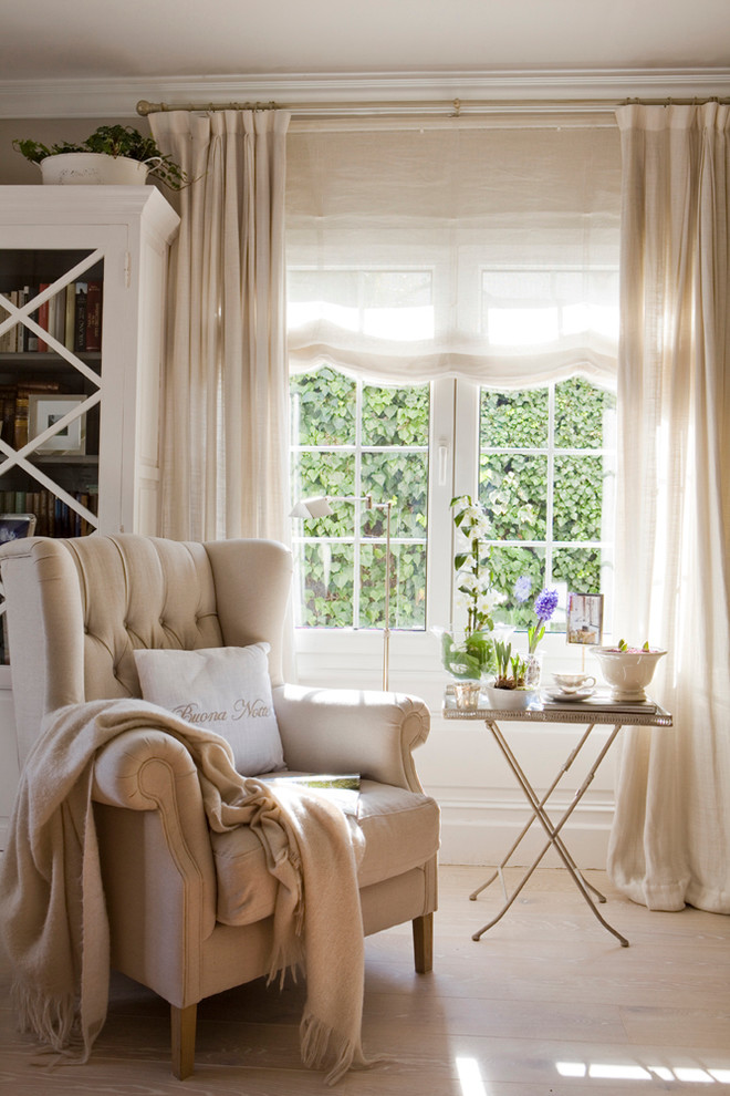 Esempio di un ampio soggiorno tradizionale aperto con pareti bianche, parquet chiaro e sala formale