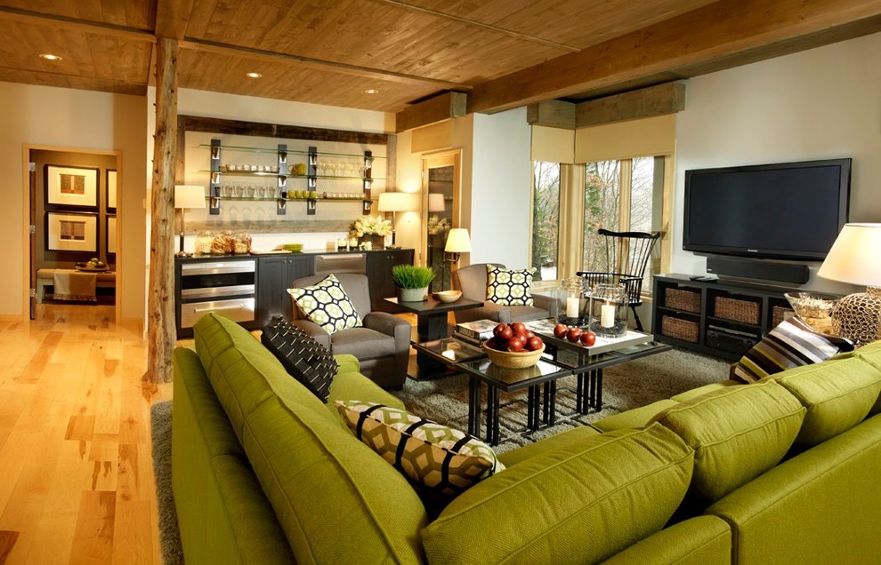 Foto de salón abierto tradicional renovado grande sin chimenea con paredes beige, suelo de madera clara y televisor independiente