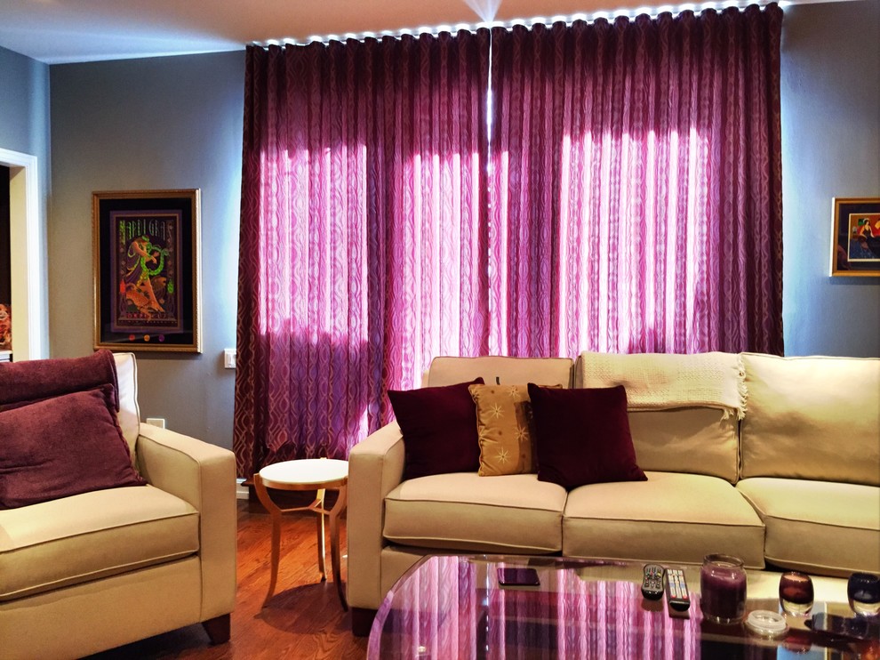 Immagine di un soggiorno classico di medie dimensioni e chiuso con pareti grigie e parquet chiaro