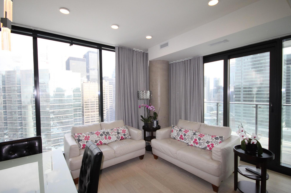 Foto di un soggiorno minimal di medie dimensioni e stile loft con parquet chiaro
