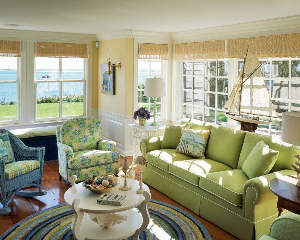 Стильный дизайн: гостиная комната в морском стиле с желтыми стенами и паркетным полом среднего тона - последний тренд