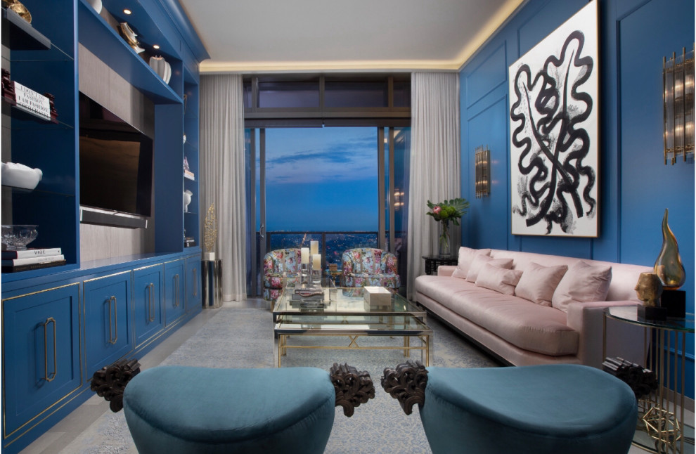 На фото: открытая гостиная комната среднего размера в стиле фьюжн с синими стенами, мраморным полом и мультимедийным центром с