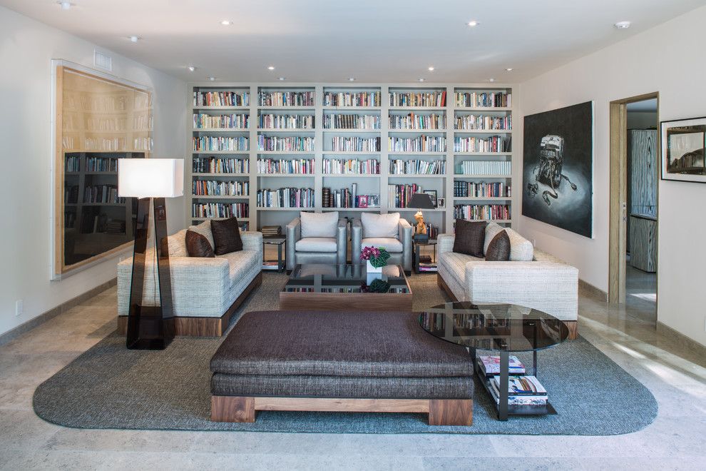 Exempel på ett stort modernt separat vardagsrum, med ett bibliotek, vita väggar, en väggmonterad TV och grått golv
