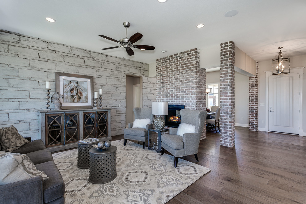 Offenes Klassisches Wohnzimmer ohne Kamin mit bunten Wänden und braunem Holzboden in Wichita