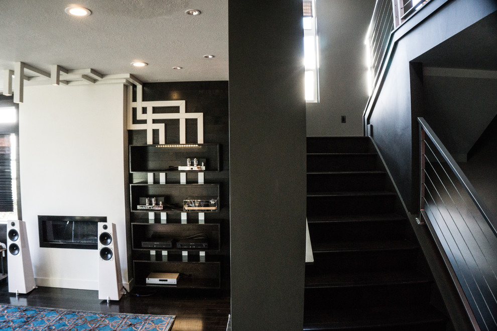 Mittelgroßes, Fernseherloses, Offenes Modernes Musikzimmer mit grauer Wandfarbe und dunklem Holzboden in Salt Lake City