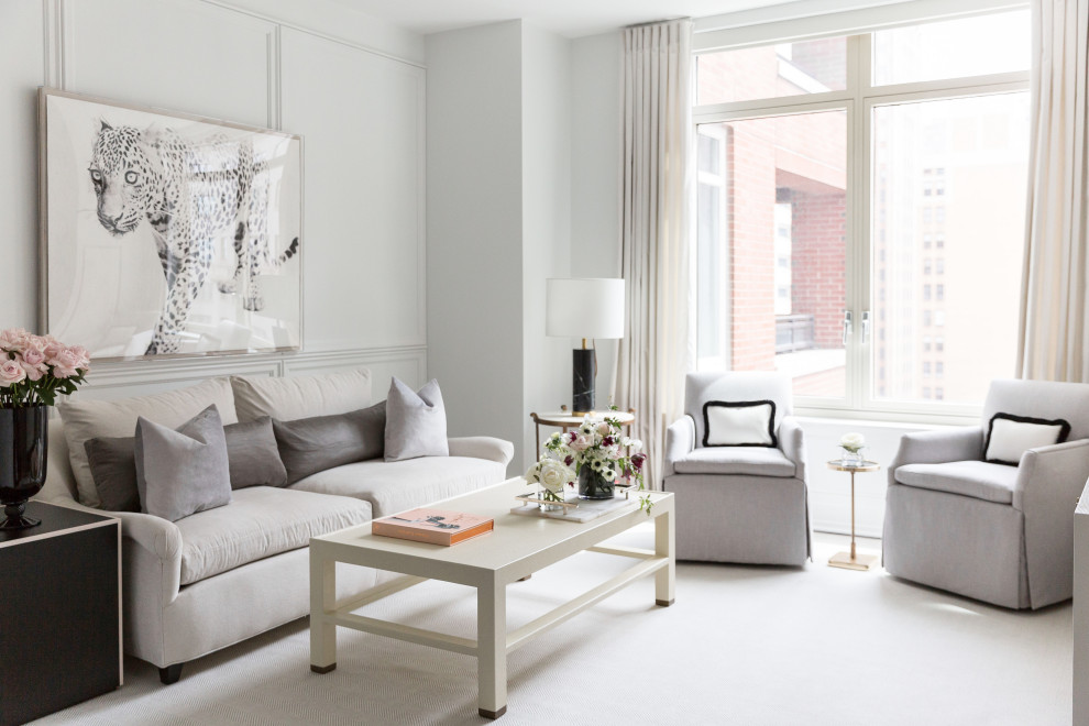 Стильный дизайн: открытая гостиная комната в стиле неоклассика (современная классика) с белыми стенами, ковровым покрытием, белым полом и панелями на части стены - последний тренд