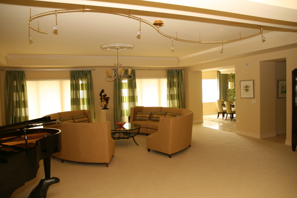 Imagen de salón con rincón musical abierto actual grande sin chimenea con paredes beige y moqueta
