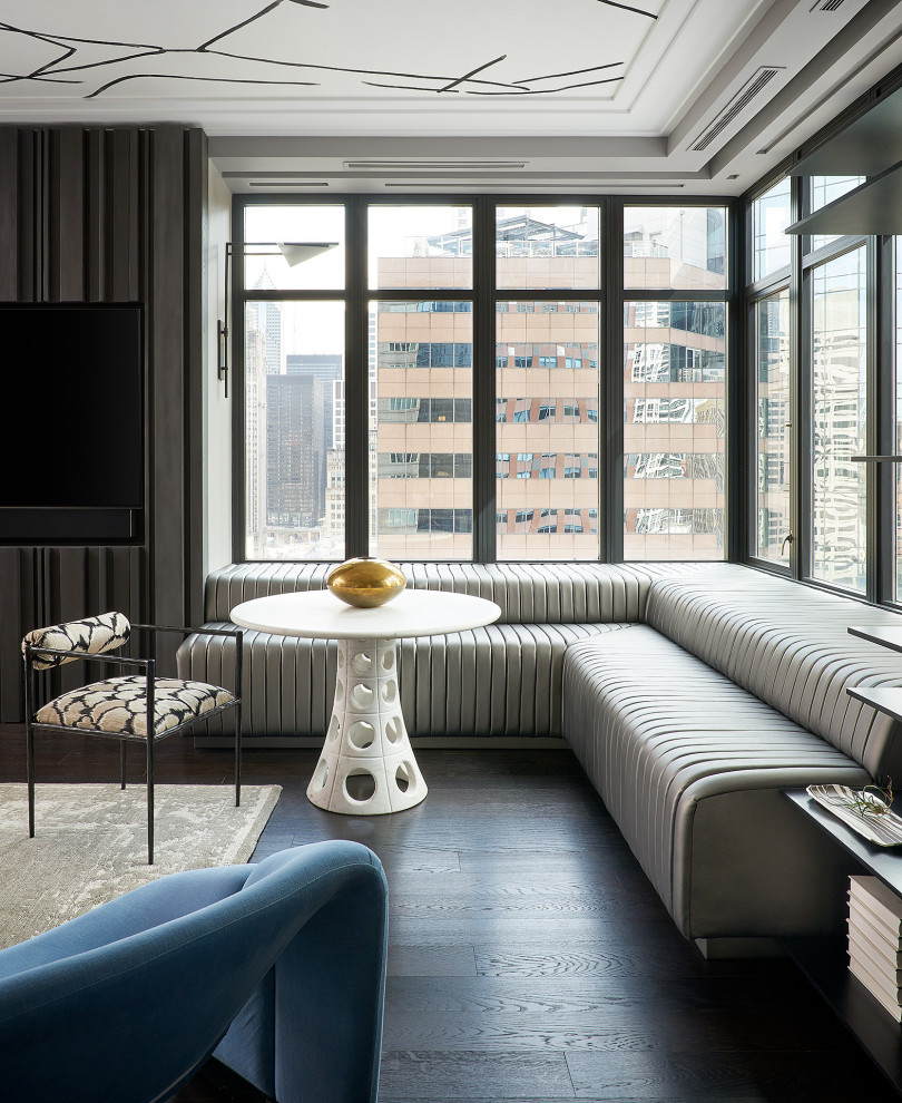 Großes, Abgetrenntes Modernes Wohnzimmer mit grauer Wandfarbe, dunklem Holzboden und Multimediawand in Chicago