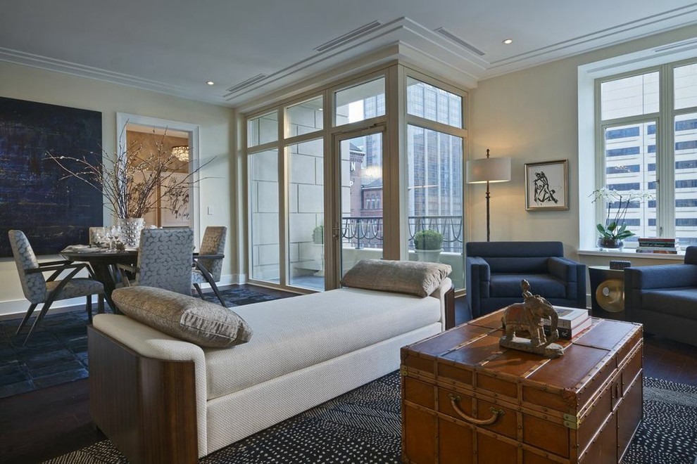 Foto di un grande soggiorno minimalista chiuso con sala formale, pareti beige, parquet scuro, nessun camino e TV a parete