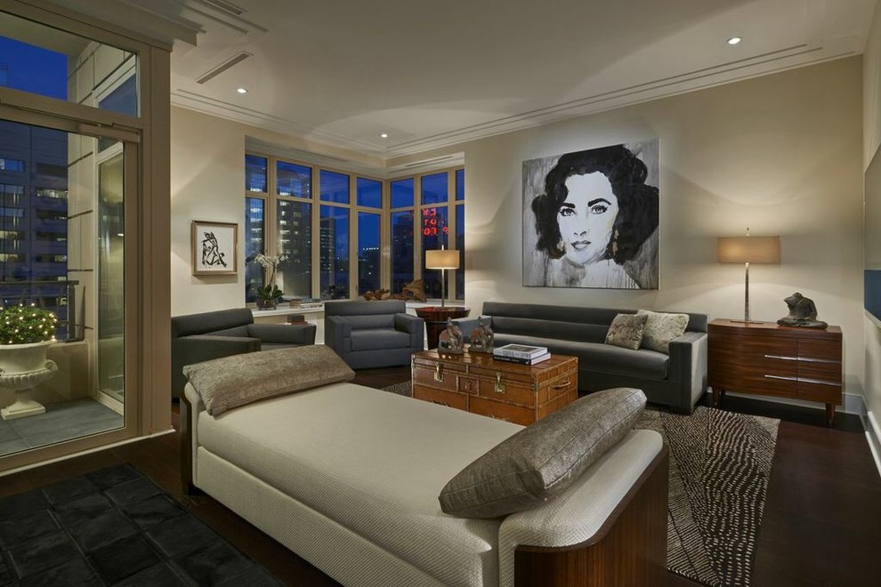 Foto di un grande soggiorno moderno chiuso con sala formale, pareti beige, parquet scuro, nessun camino e TV a parete