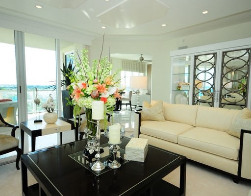 Ispirazione per un soggiorno minimalista con sala formale, pareti bianche e pavimento in marmo