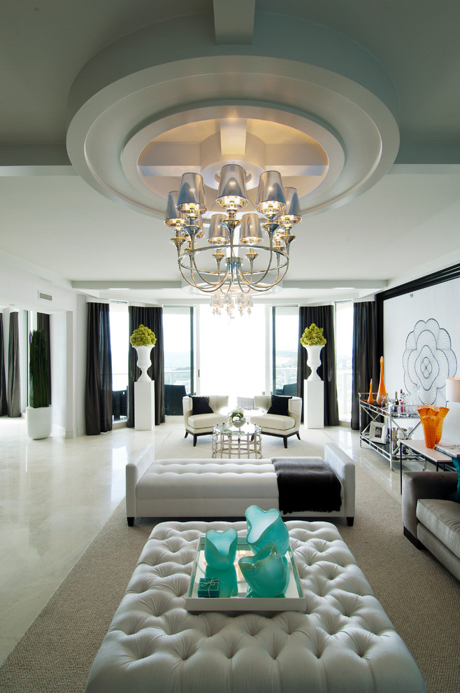 Immagine di un grande soggiorno stile marinaro aperto con angolo bar, pareti bianche, pavimento in marmo, parete attrezzata e pavimento beige