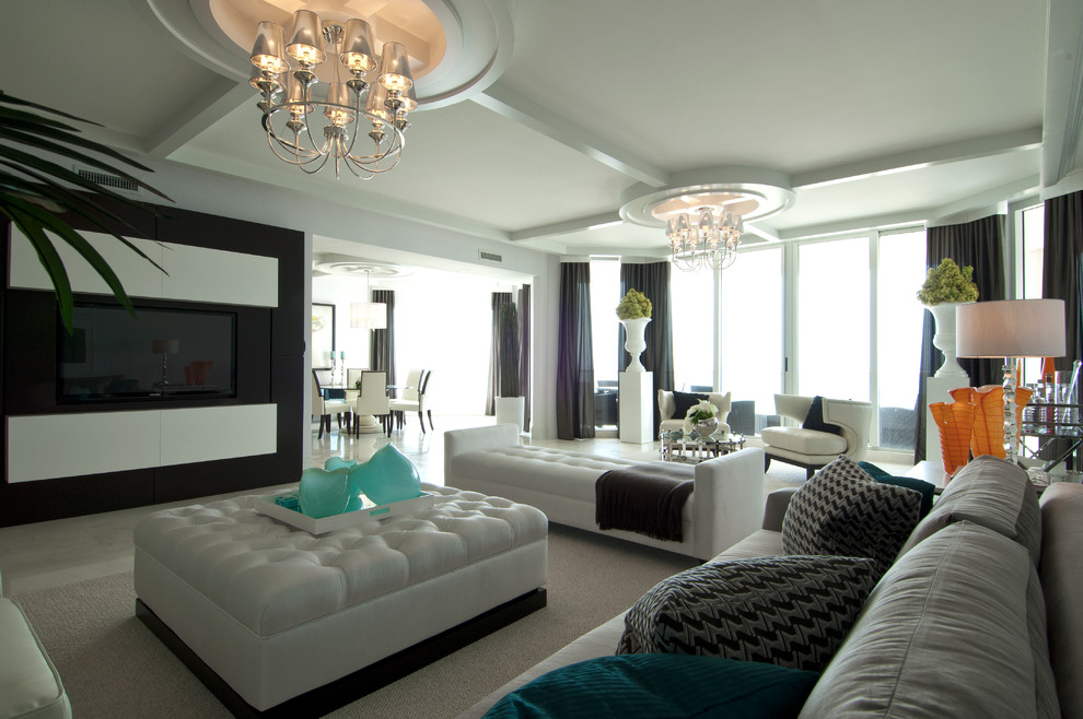 Ejemplo de salón con barra de bar abierto marinero grande con paredes blancas, pared multimedia, suelo beige y suelo de mármol