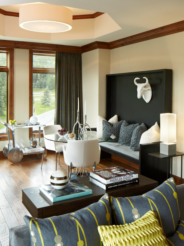 Mittelgroßes, Offenes Rustikales Wohnzimmer mit beiger Wandfarbe, dunklem Holzboden und braunem Boden in Denver