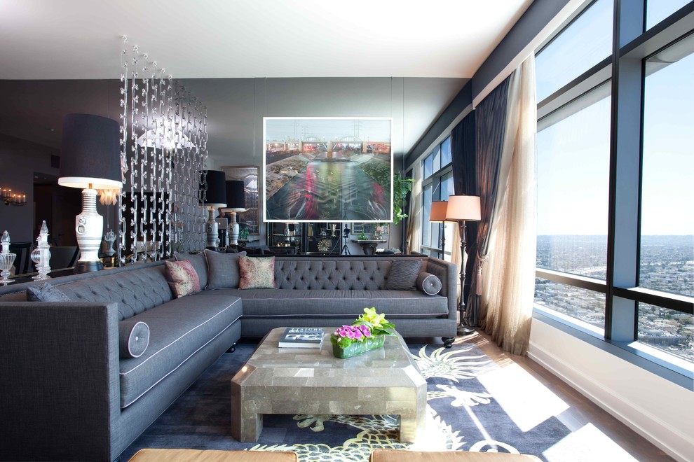 Immagine di un soggiorno eclettico con pareti nere