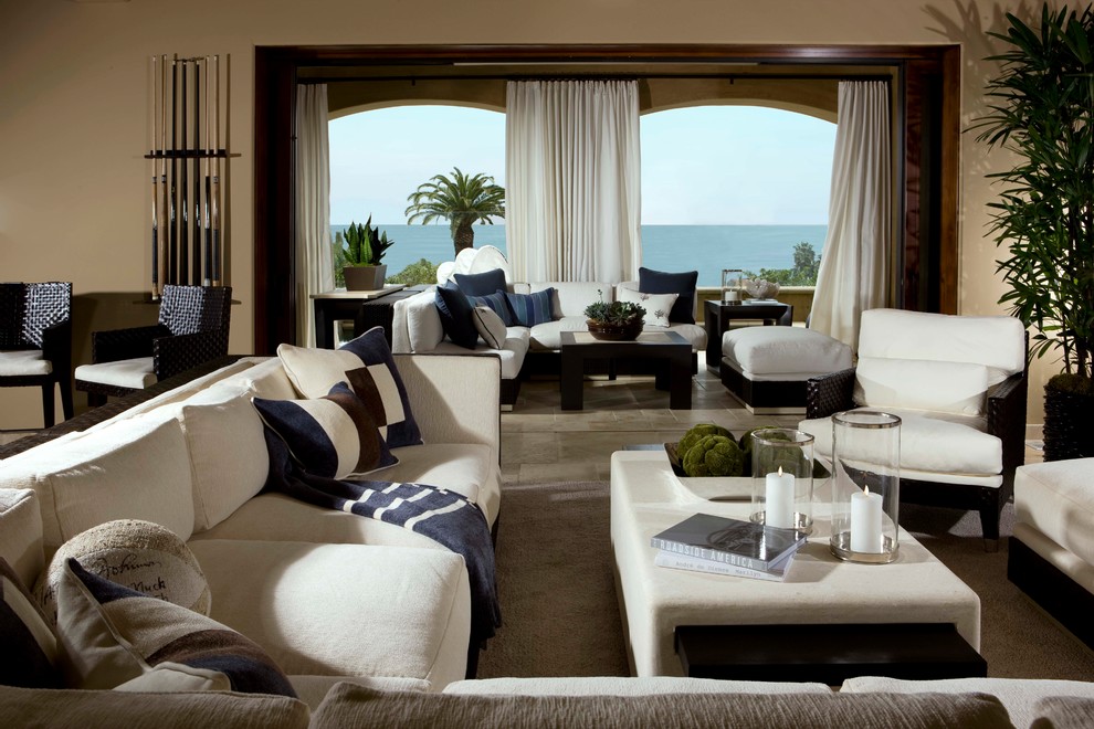 Idee per un grande soggiorno costiero aperto con sala formale, pareti beige, nessuna TV e pavimento marrone