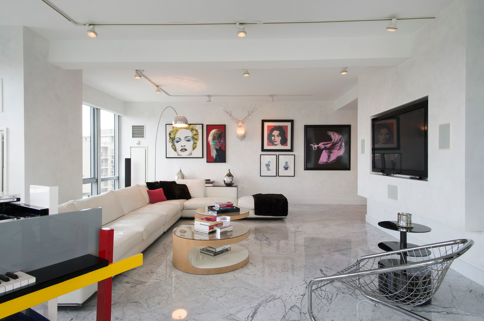 Aménagement d'un grand salon contemporain ouvert avec une salle de réception, un téléviseur fixé au mur, un mur blanc et un sol en marbre.