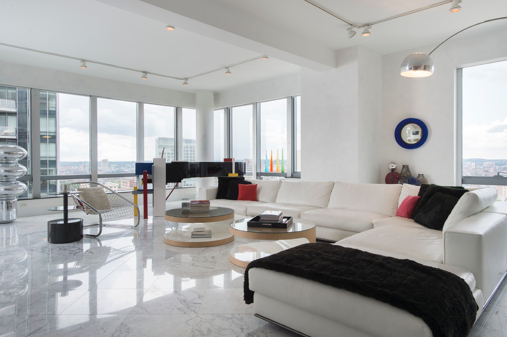 Foto di un grande soggiorno design aperto con sala formale, TV a parete, pareti bianche e pavimento in marmo