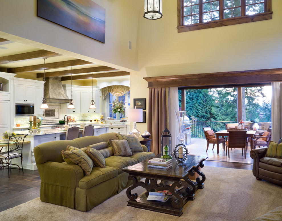 Foto di un soggiorno tradizionale aperto e di medie dimensioni con pareti beige, parquet scuro, pavimento marrone e tappeto