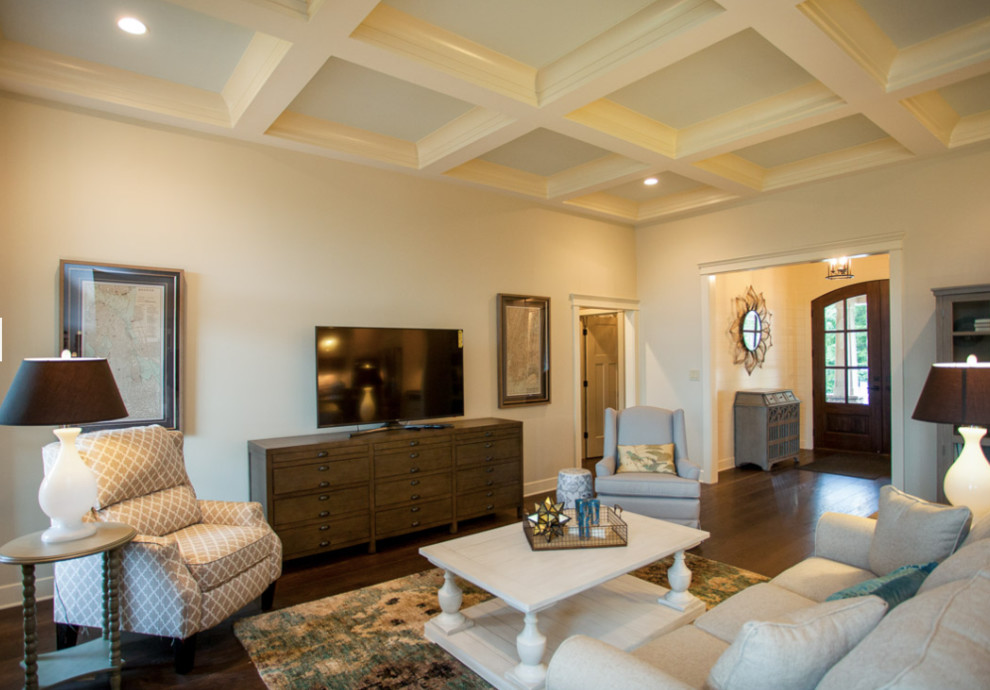 Cette image montre un salon marin de taille moyenne et ouvert avec une salle de réception, un mur beige, un sol en bois brun, un téléviseur indépendant, une cheminée standard et un manteau de cheminée en bois.