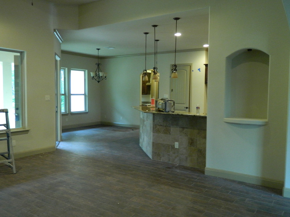 Großes, Offenes Klassisches Wohnzimmer mit beiger Wandfarbe, Keramikboden, Kamin und Kaminumrandung aus Stein in Austin