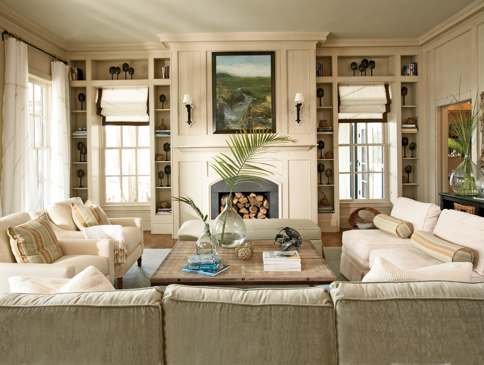 Esempio di un soggiorno tradizionale con pareti beige, camino classico e nessuna TV