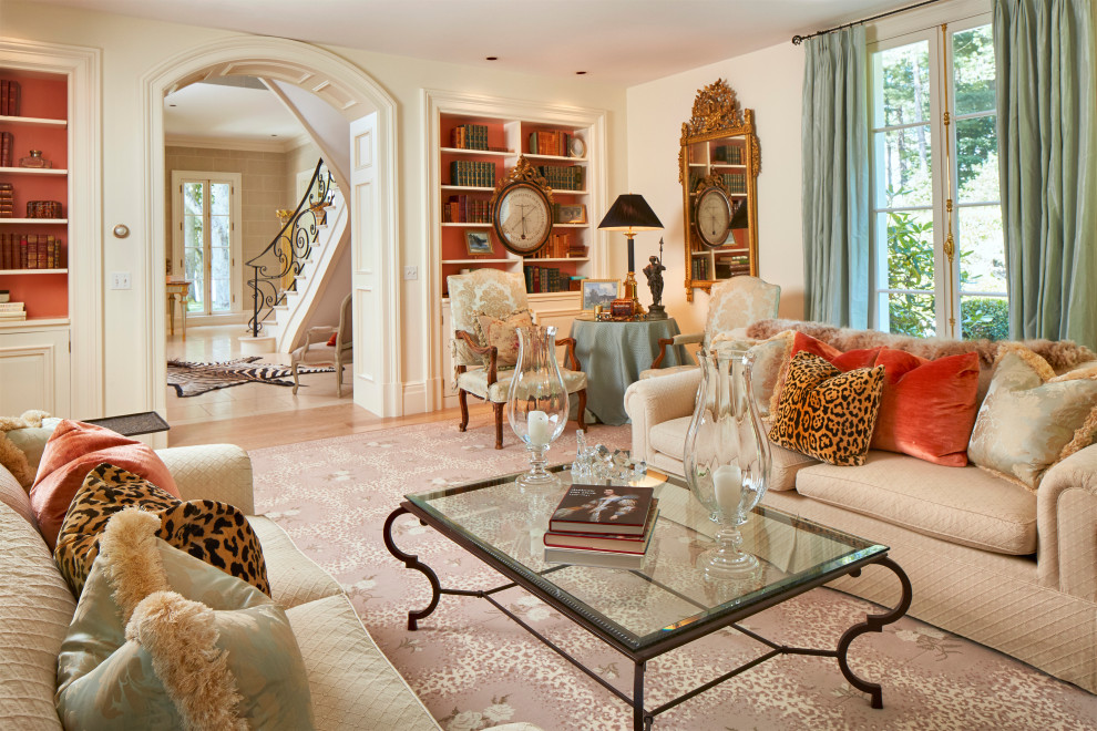 Esempio di un soggiorno chiuso con sala formale, pareti bianche, pavimento in legno massello medio e pavimento marrone