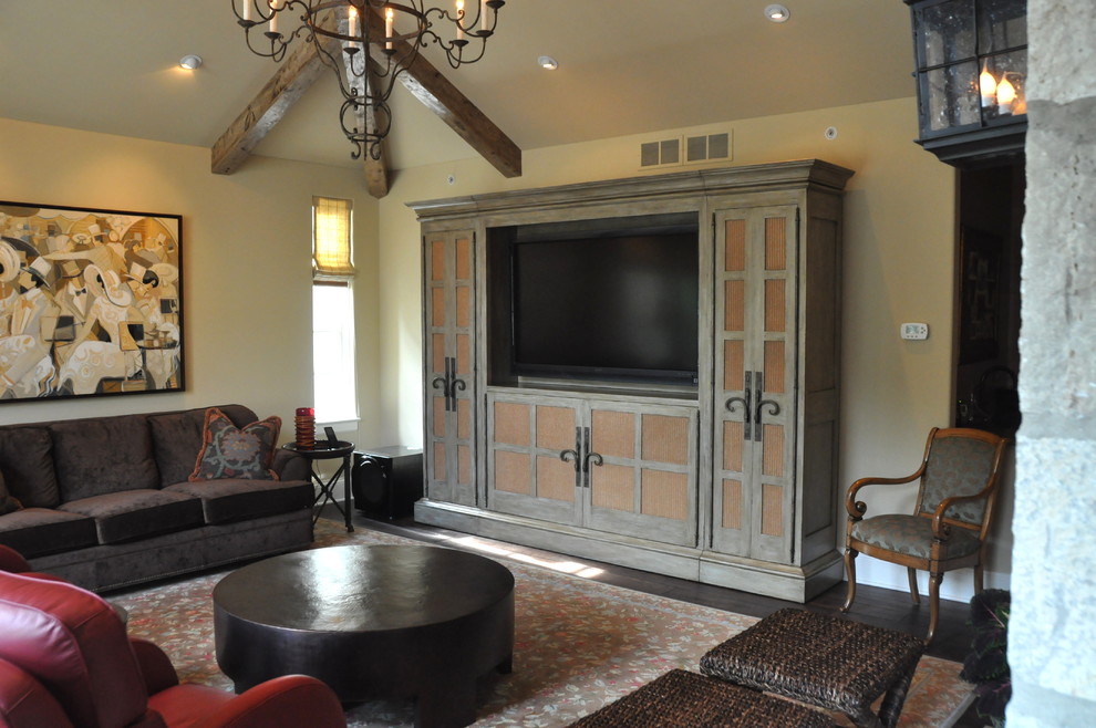 Immagine di un soggiorno tradizionale di medie dimensioni e chiuso con pareti beige, parquet scuro, parete attrezzata e pavimento marrone