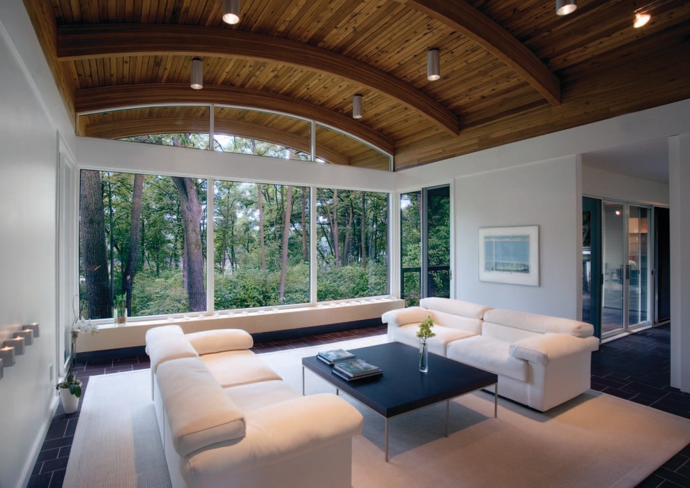Idée de décoration pour un grand salon design ouvert avec un mur blanc et un sol en ardoise.