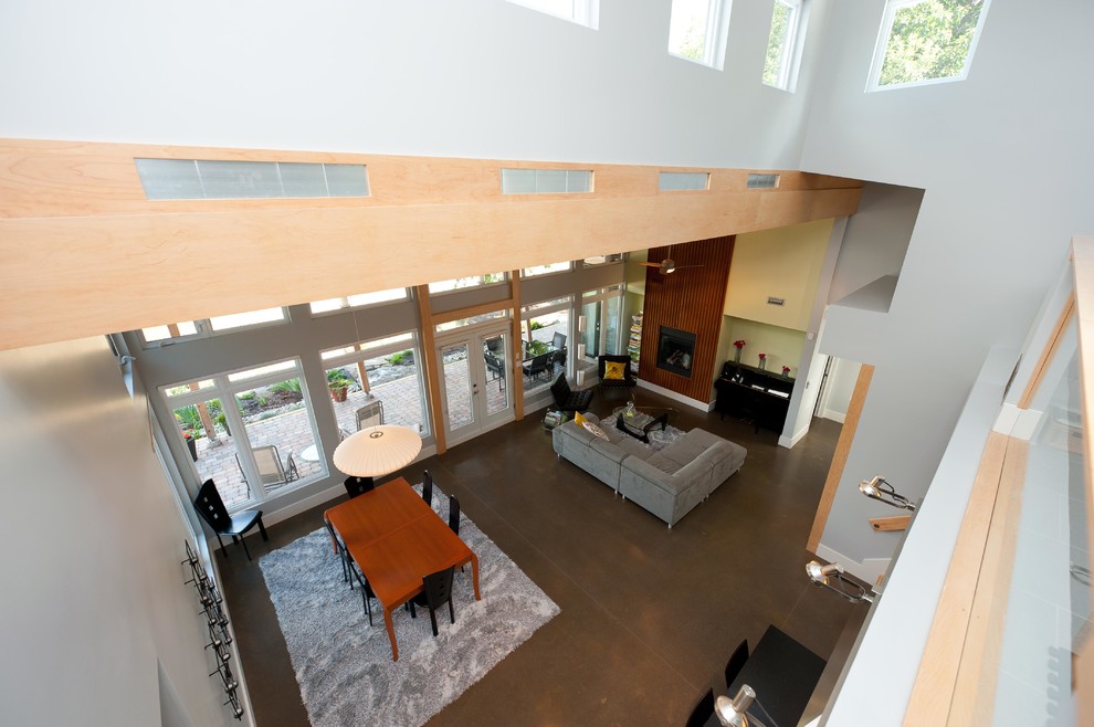 Mittelgroßes, Fernseherloses, Abgetrenntes Modernes Wohnzimmer mit weißer Wandfarbe, Porzellan-Bodenfliesen, Kamin, Kaminumrandung aus Holz und braunem Boden in Ottawa
