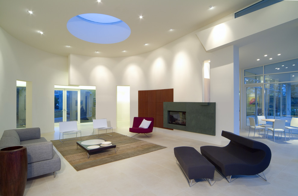 Cette image montre un grand salon minimaliste ouvert avec une salle de réception, un mur blanc, un sol en calcaire, une cheminée ribbon, un manteau de cheminée en béton et aucun téléviseur.
