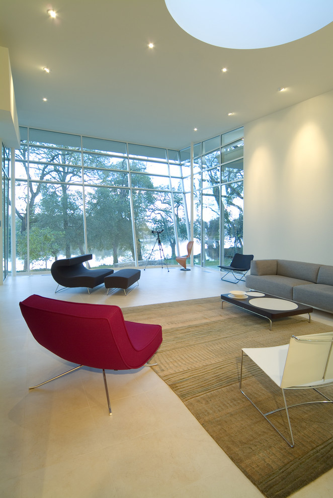 Стильный дизайн: большая парадная, открытая гостиная комната в стиле модернизм с белыми стенами, полом из известняка, горизонтальным камином и фасадом камина из бетона без телевизора - последний тренд