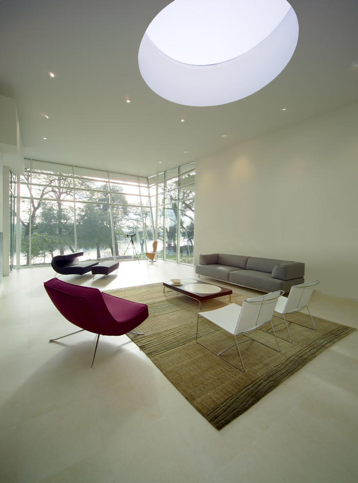 Идея дизайна: большая парадная, открытая гостиная комната в стиле модернизм с белыми стенами, полом из известняка, горизонтальным камином и фасадом камина из бетона без телевизора
