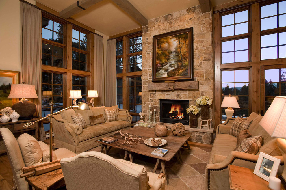 Klassisches Wohnzimmer mit beiger Wandfarbe, Kamin und Kaminumrandung aus Stein in Denver