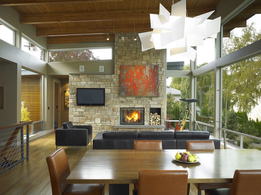 Modernes Wohnzimmer mit Kaminumrandung aus Stein in Seattle