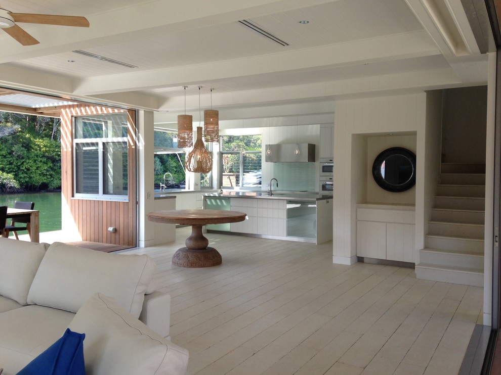 Mittelgroßes, Offenes Maritimes Wohnzimmer mit weißer Wandfarbe und gebeiztem Holzboden in Sunshine Coast