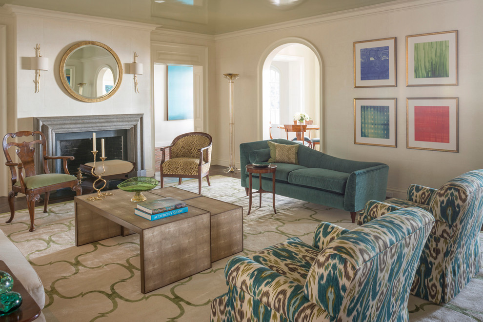 Großes, Offenes Klassisches Wohnzimmer mit beiger Wandfarbe, Kamin und Kaminumrandung aus Stein in Jacksonville