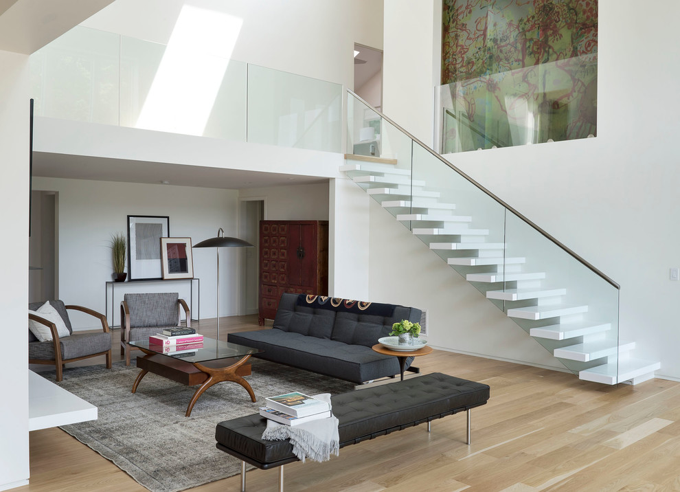 Mittelgroßes, Offenes Modernes Wohnzimmer mit weißer Wandfarbe und hellem Holzboden in New York