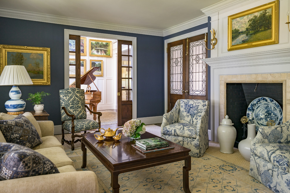 Свежая идея для дизайна: парадная, изолированная гостиная комната:: освещение в классическом стиле с синими стенами и стандартным камином - отличное фото интерьера
