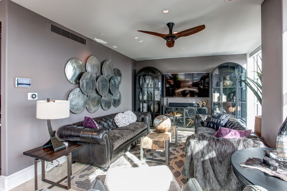 Mittelgroßes, Offenes Modernes Wohnzimmer mit grauer Wandfarbe, Marmorboden und TV-Wand in Little Rock