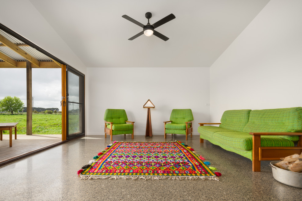 Пример оригинального дизайна: маленькая открытая гостиная комната в стиле фьюжн с бетонным полом для на участке и в саду