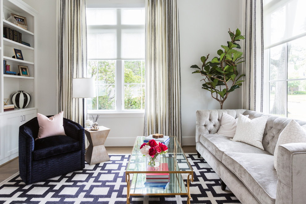 Ispirazione per un grande soggiorno classico aperto con sala formale, parquet chiaro e pareti bianche