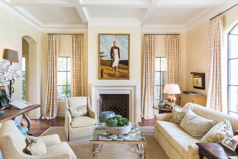 Repräsentatives, Abgetrenntes Klassisches Wohnzimmer mit beiger Wandfarbe, dunklem Holzboden, Kamin und braunem Boden in Houston