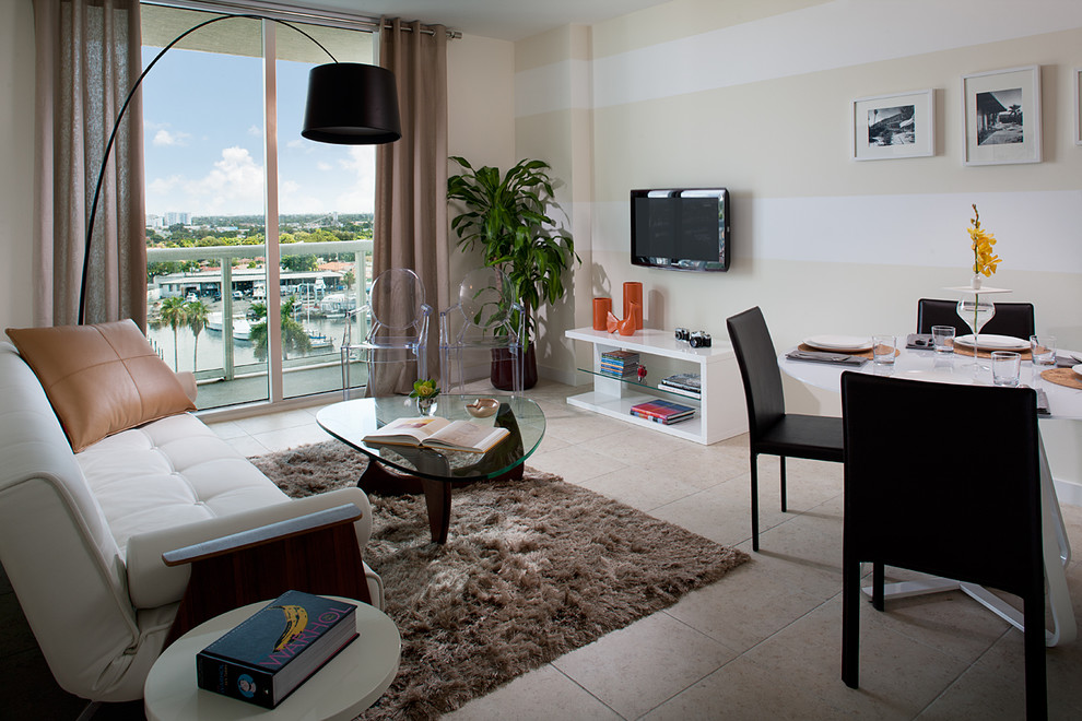 Источник вдохновения для домашнего уюта: открытая гостиная комната в стиле модернизм с бежевыми стенами