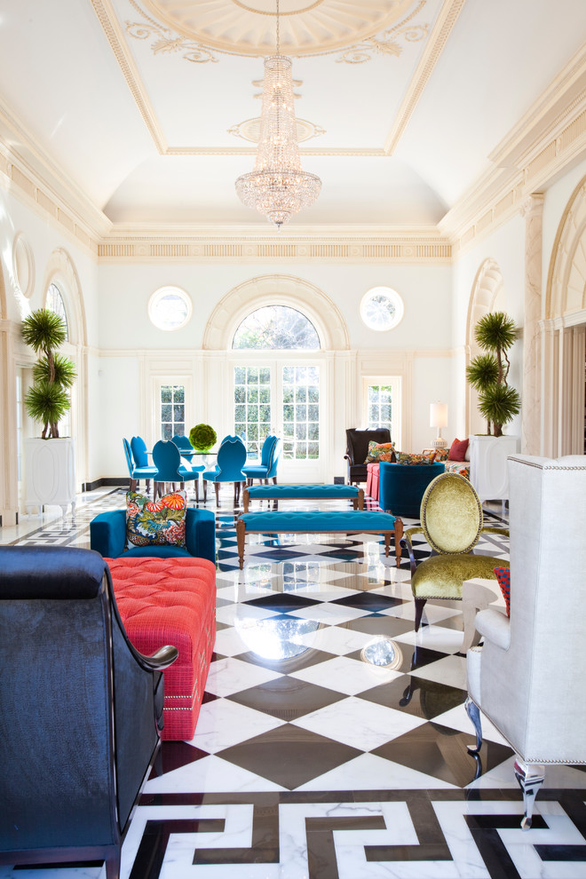Immagine di un ampio soggiorno design con pareti beige e pavimento multicolore