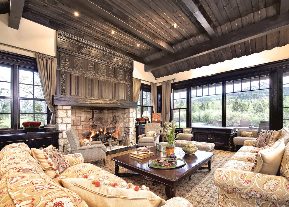Idée de décoration pour un salon tradition avec un mur beige et un manteau de cheminée en pierre.