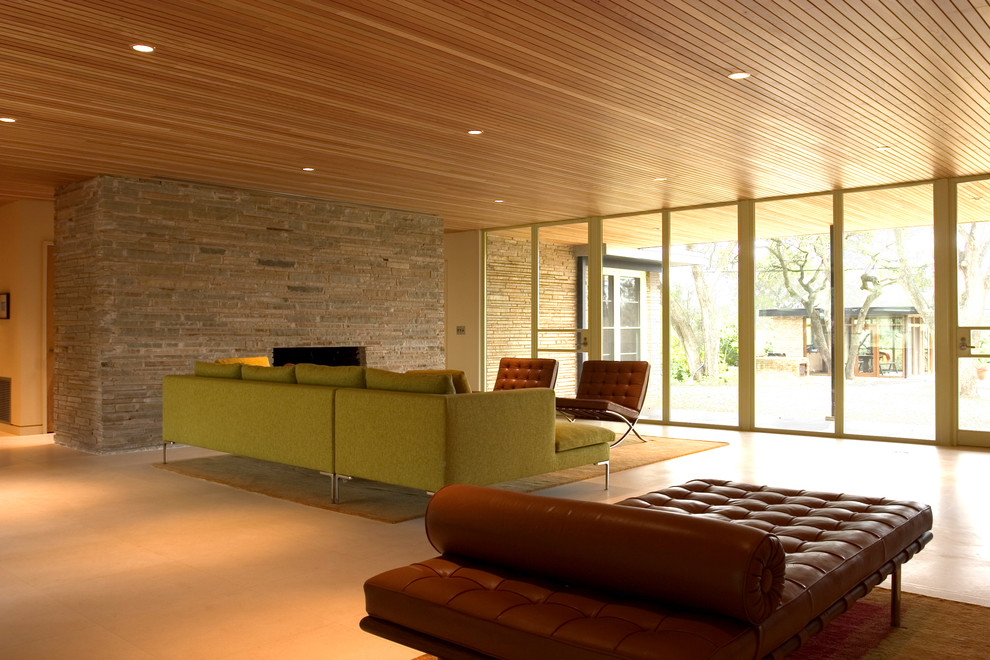 Idées déco pour un salon moderne ouvert avec une salle de réception, un sol en calcaire et un mur beige.